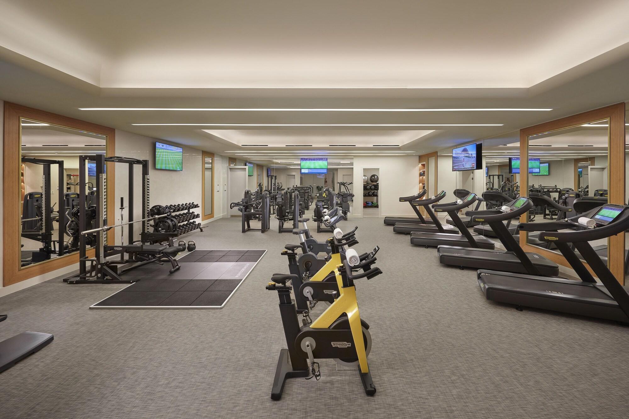 Hotel Mandarin Oriental, Dauhá Exteriér fotografie The gym at The Standard East Village