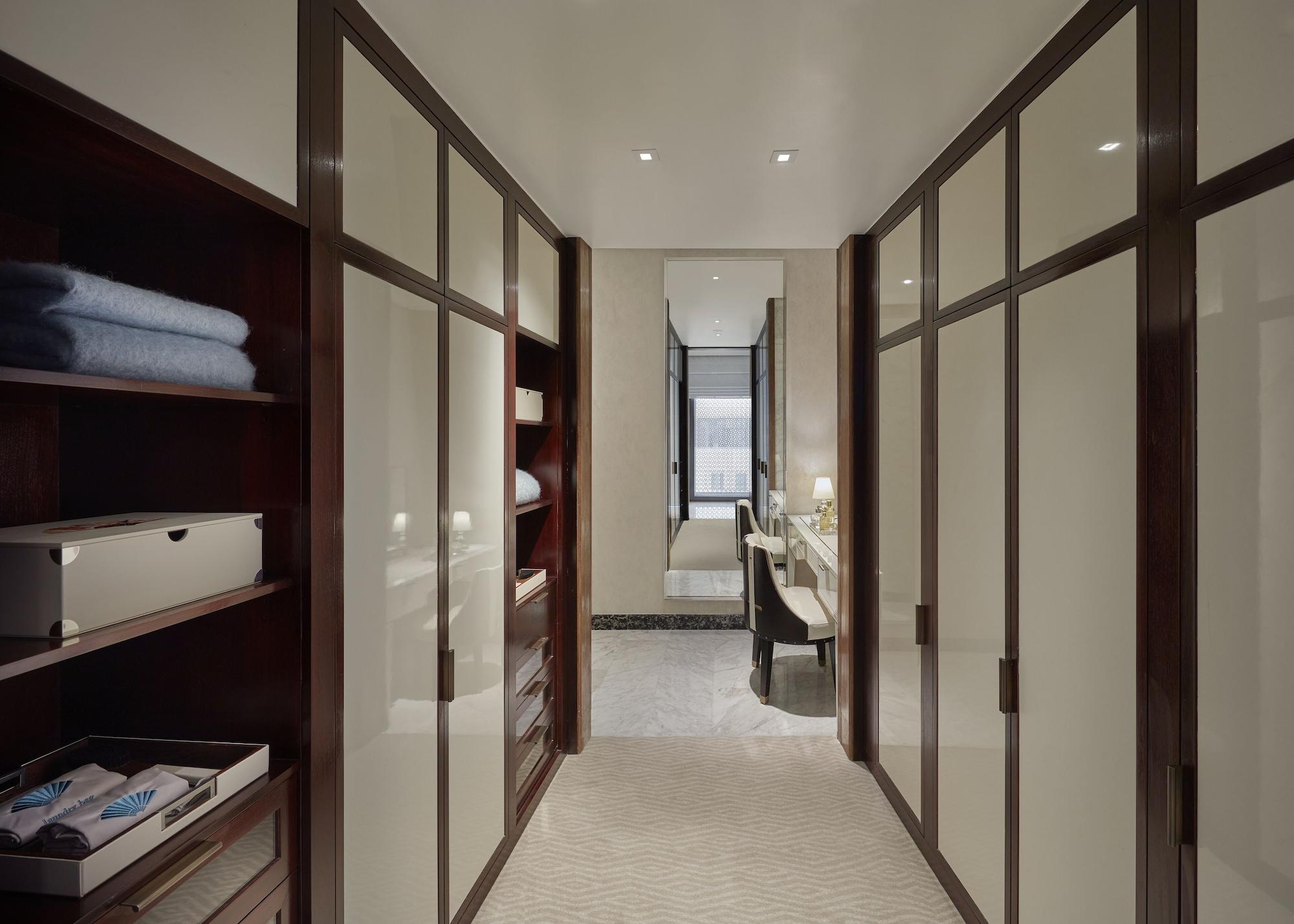 Hotel Mandarin Oriental, Dauhá Exteriér fotografie A walk-in closet