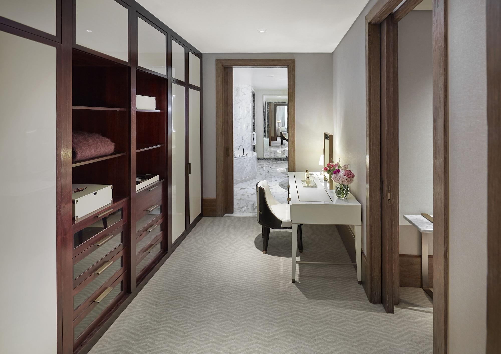 Hotel Mandarin Oriental, Dauhá Exteriér fotografie A walk-in closet