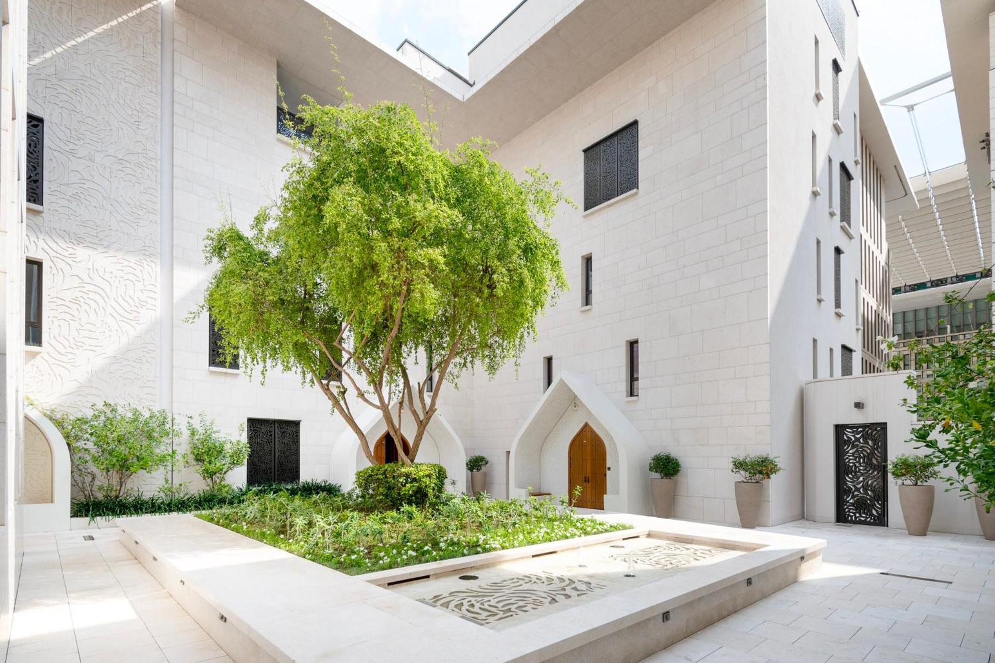 Hotel Mandarin Oriental, Dauhá Exteriér fotografie The courtyard of the new building