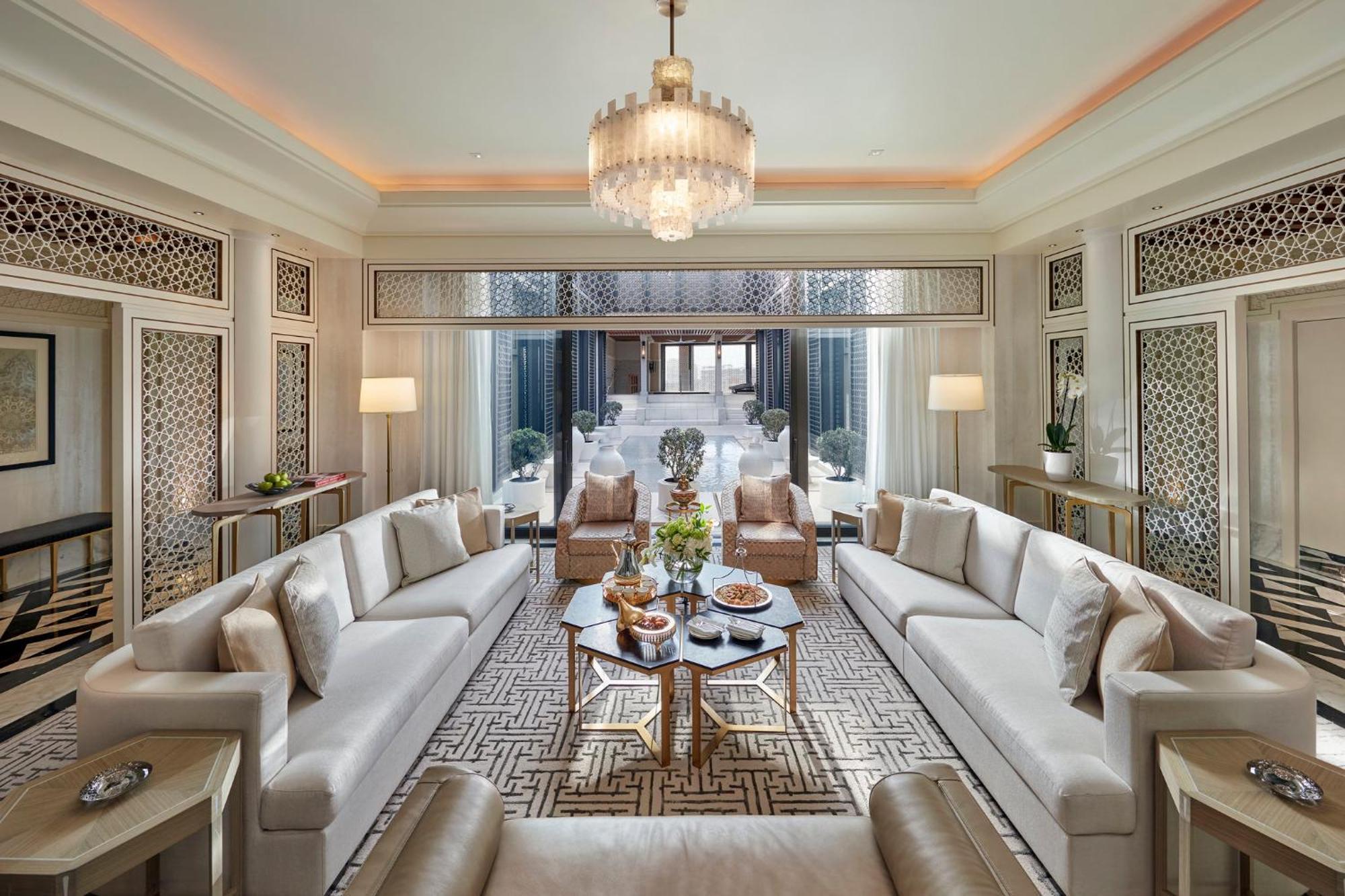 Hotel Mandarin Oriental, Dauhá Exteriér fotografie The living room of a suite at the Ritz-Carlton, DIFC