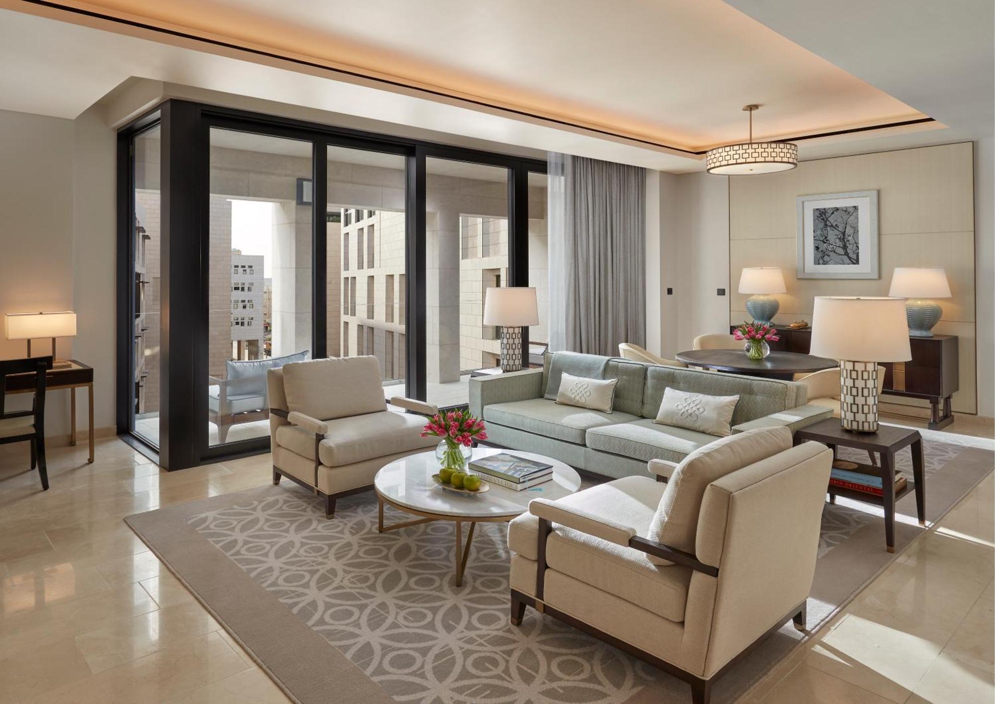 Hotel Mandarin Oriental, Dauhá Exteriér fotografie A living room at the Ritz-Carlton, DIFC